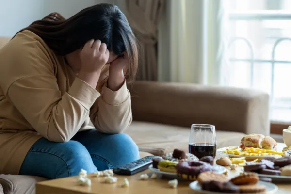 ¿Qué es el hambre emocional? Dos trucos para evitar comer por ansiedad y estrés