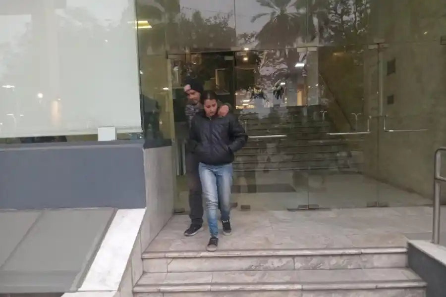 LOS PADRES. Elizabeth Carrizo y Luis César Concha salen de Tribunales.