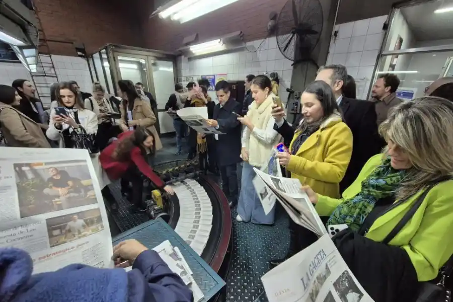 UNA EXPERIENCIA DISTINTA. Los participantes de la celebración vivieron en la planta el proceso de impresión de un suplemento único y especial para el momento, que motivó halagos y un gran aplauso al final. 
