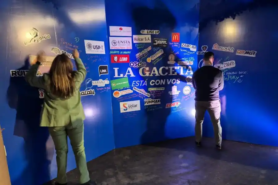 PHOTOS OPORTUNITTY. Muchos usaron el panel con todas las marcas.