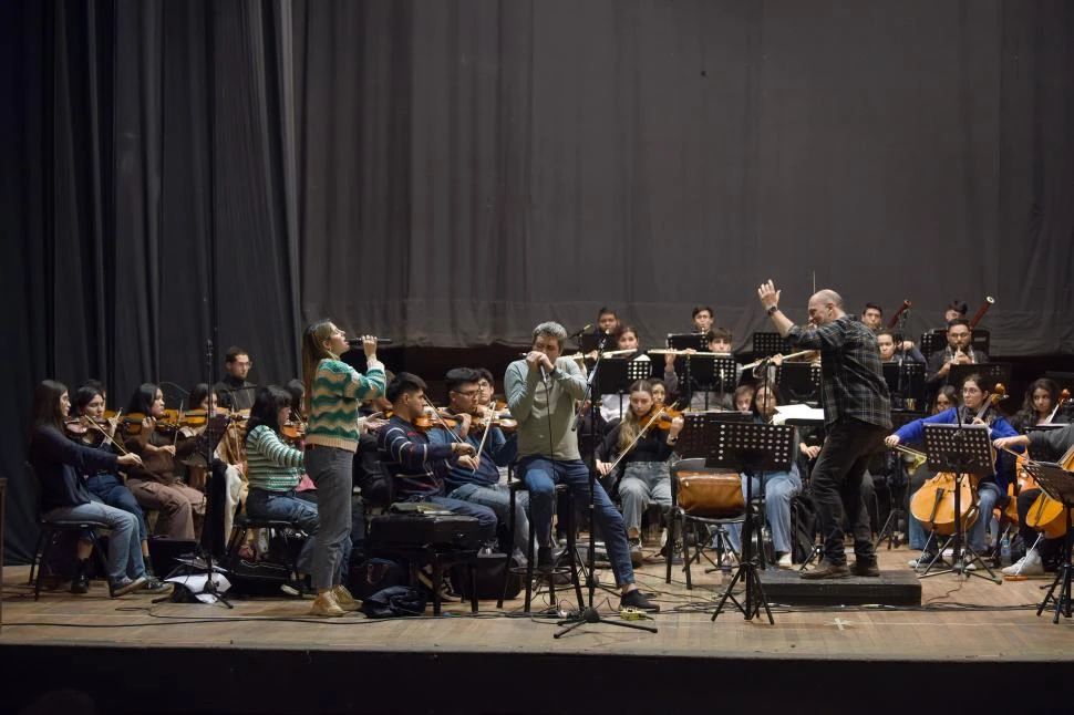 EN PLENO ENSAYO. Franco Luciani toca la armónica mientras la Orquesta Juvenil sigue la dirección de Gustavo Guersman.