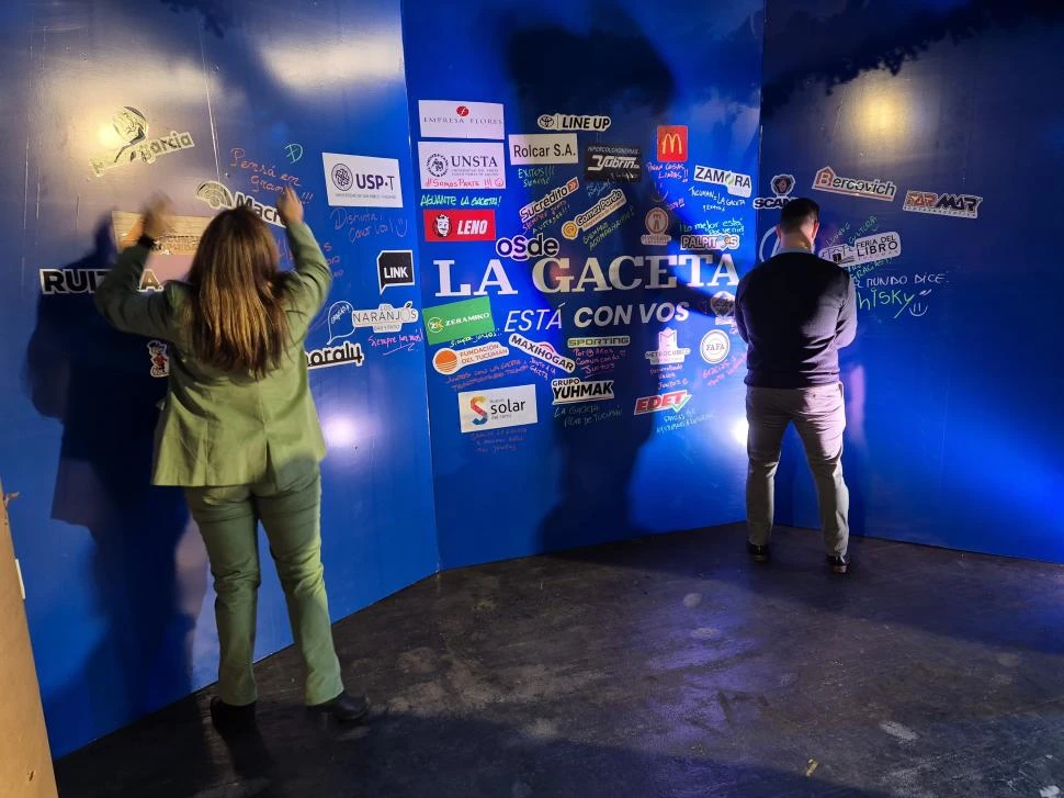 PHOTOS OPORTUNITTY. Muchos usaron el panel con todas las marcas.