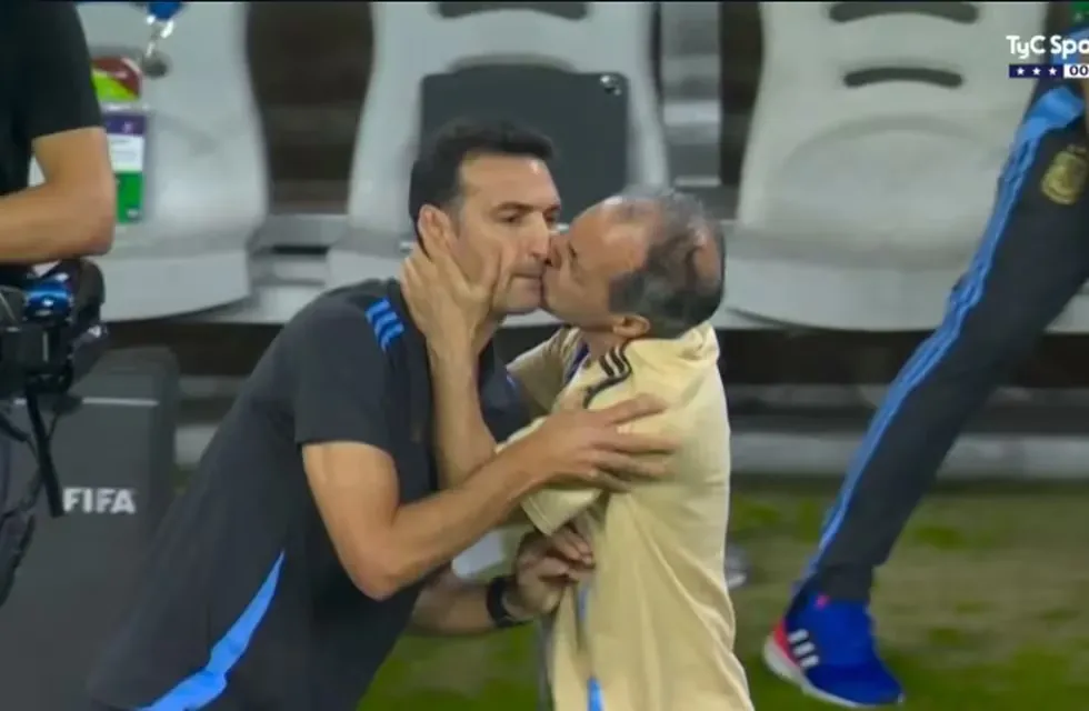 ¡Eufórico! El utilero de la Selección le dio un beso a Lionel Scaloni tras los penales