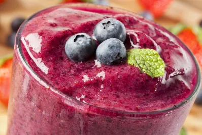 Smoothie cremoso de frutos rojos: sin azúcar y bajo en calorías para disfrutar en la merienda