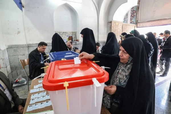 Irán vota entre un reformista y un conservador