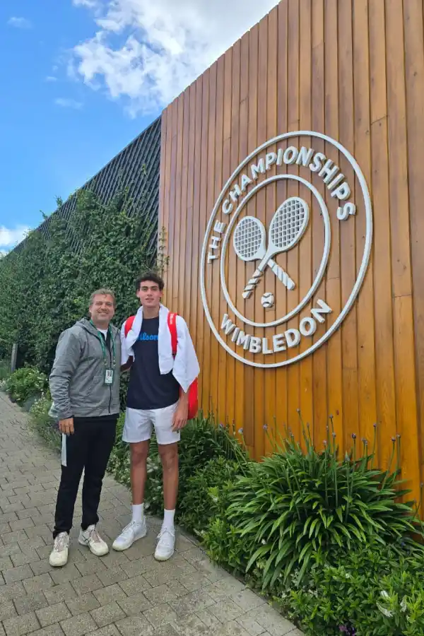 EQUIPO. Jorge, papá y entrenador, junto a Máximo. 