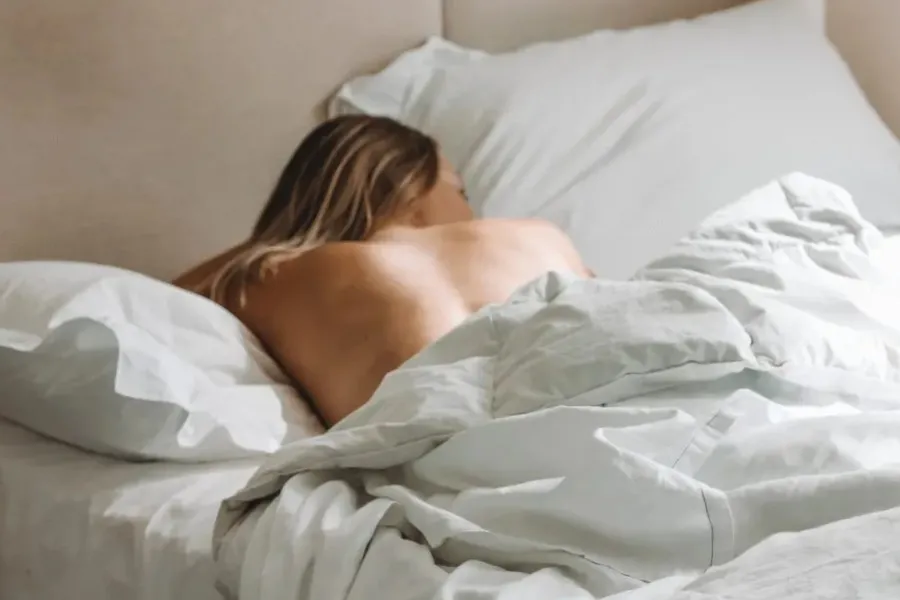 Los beneficios de dormir sin ropa, según la ciencia