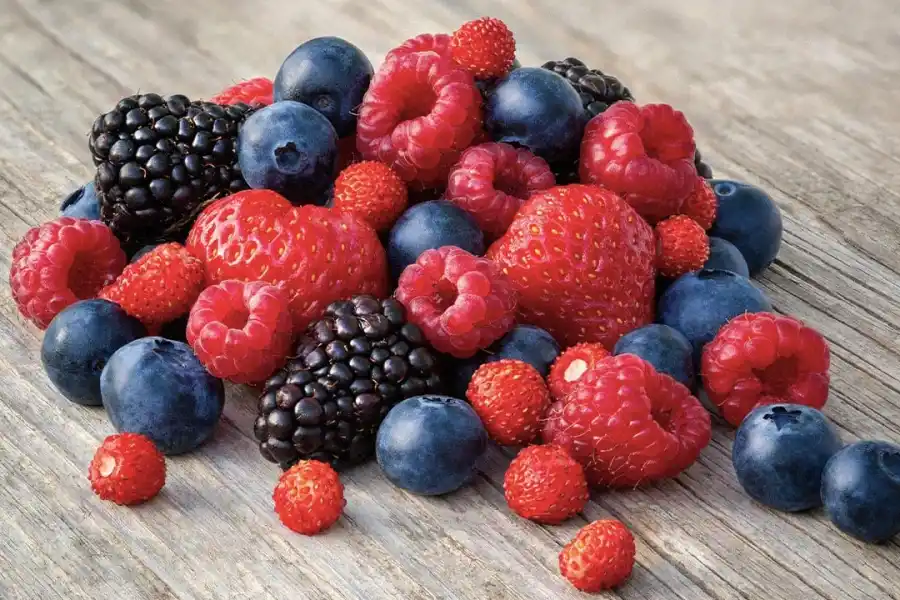 ¿Cuáles son los beneficios de los frutos rojos?