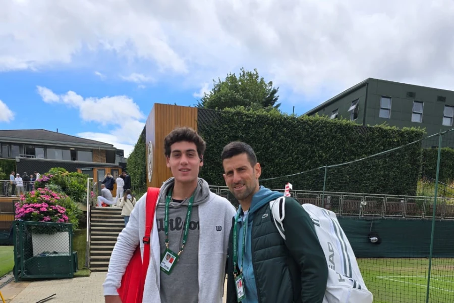 PARA EL ÁLBUM. Zeitune y Djokovic, juntos en uno de los jardines del All England Club.
