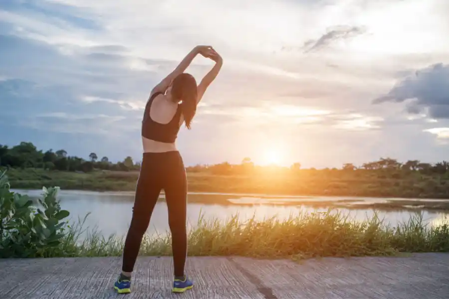 ¿Qué sucede con el cortisol durante las mañanas?