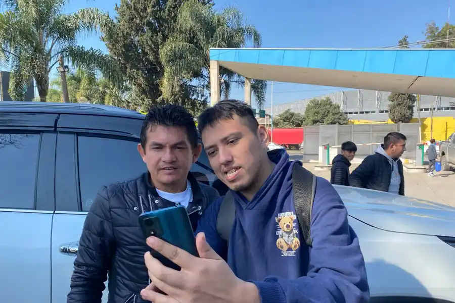 RECUERDO. Pulga Rodríguez se fotografió junto a un hincha. Foto: Daniel Coronel