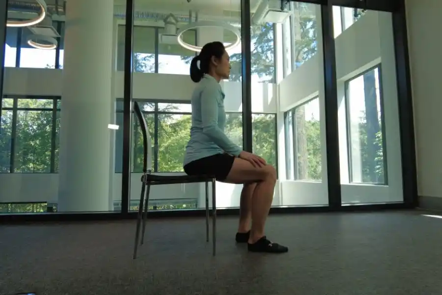 Sentado - parado, otro ejercicio sencillo para ganar masa msucular.