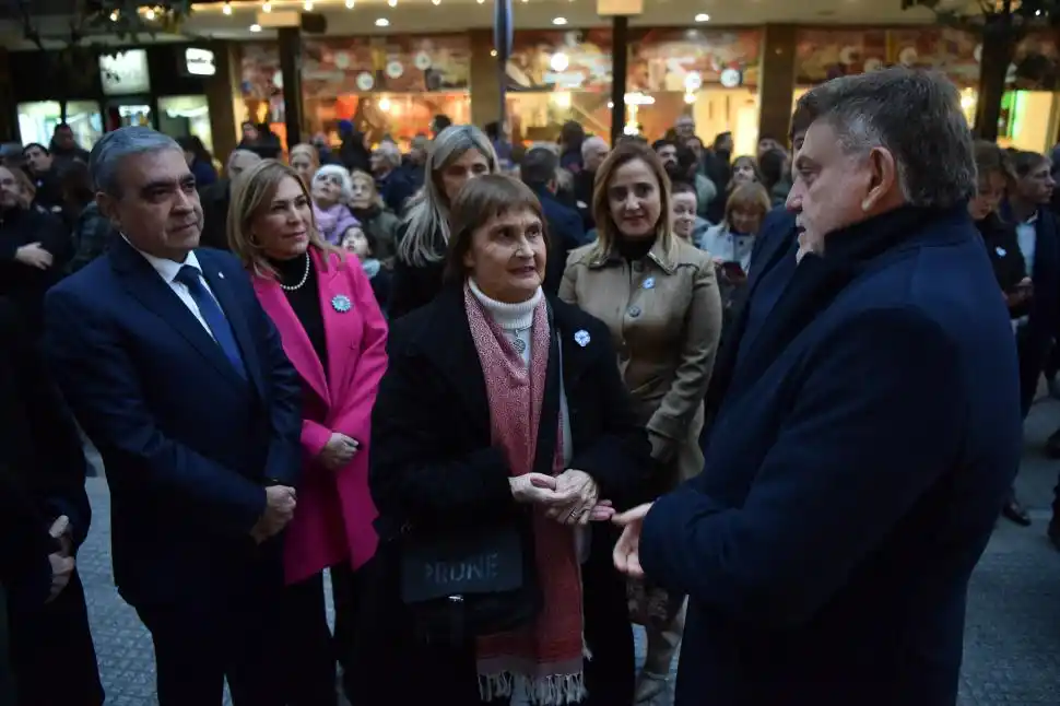JUNTOS. Olga Paterlini y Domingo Amaya dialogan previo a la ceremonia.