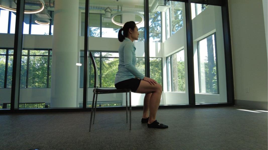 Sentado - parado, otro ejercicio sencillo para ganar masa msucular.