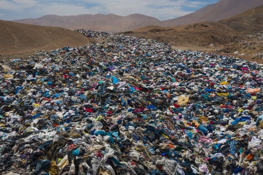 SOBRE PILAS DE ROPA. Jóvenes posaron rodeadas de prendas desechadas.