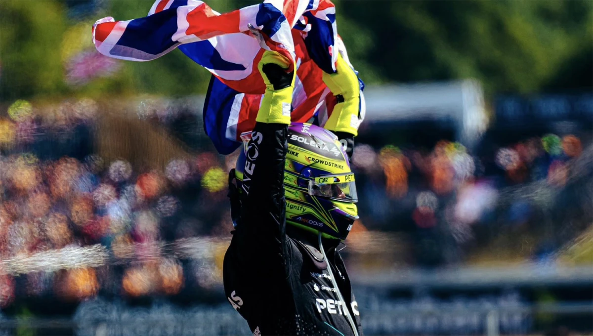 EMOCIONADO. Lewis Hamilton se reecontró con la bandera a cuadros después de 900 días.