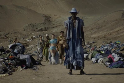 Atacama Fashion Week 2024: un desfile de moda en un enorme basural de ropa