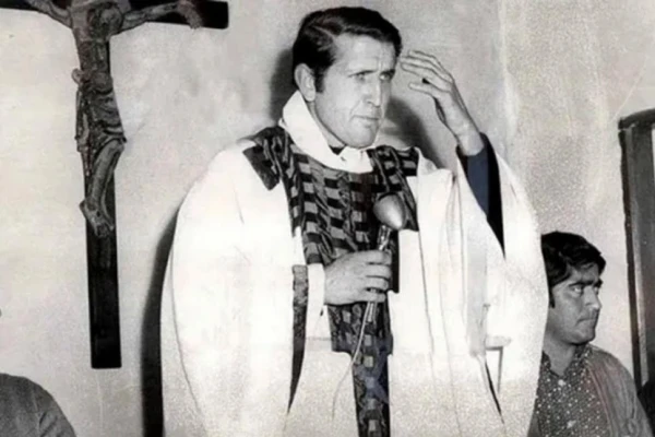 El martirio del padre Carlos Mugica en “A la hora de la luz”