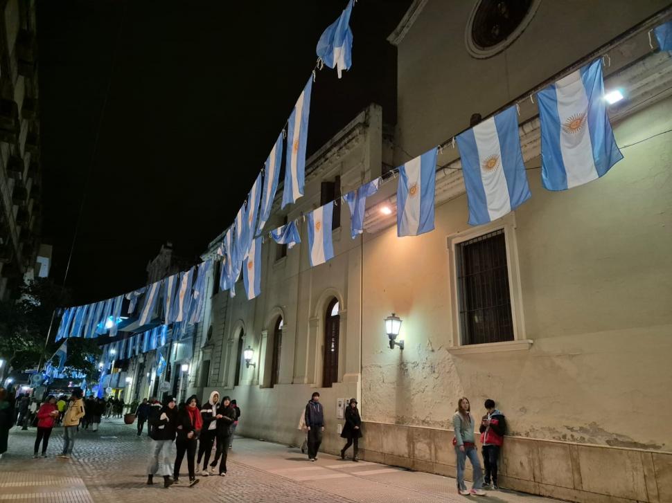 CELESTE Y BLANCO. La Municipalidad y la Provincia aunaron esfuerzos para engalanar a Tucumán para el 9 de Julio.