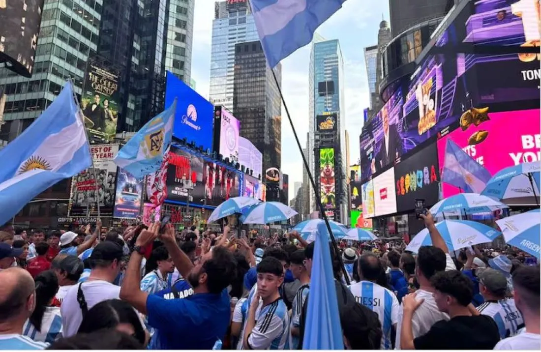 Los estadounidenses les piden fotos a los tucumanos en Times Square