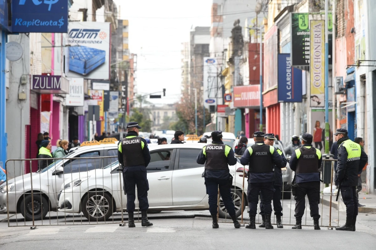 OPERATIVO. La Policía reforzó la seguridad ante la llegada de Milei. LA GACETA/FOTO DE DIEGO ARÁOZ 