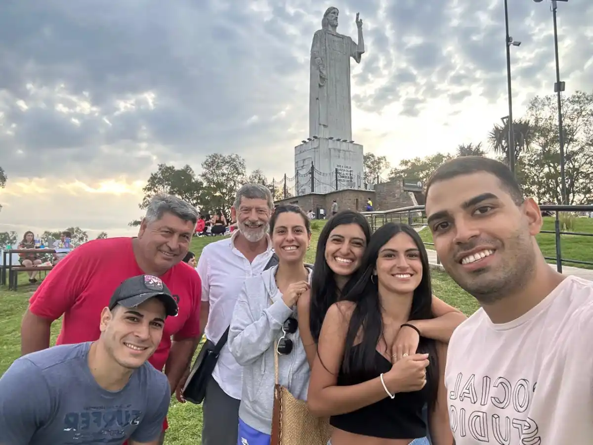 EN SAN JAVIER. Garry Robb estuvo de visita en Tucumán y posó con la familia de Brenda, en el Cristo.