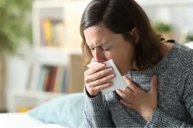 Naranja y miel: el “jarabe” casero que ayuda a combatir la tos y la congestión