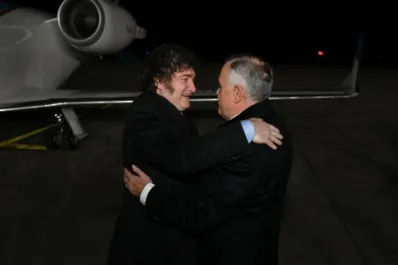 Pacto de Mayo en Tucumán: Jaldo recibió a Milei en el aeropuerto Benjamín Matienzo