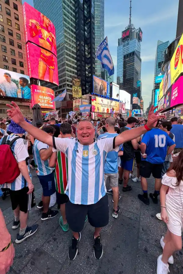 INVOLVIDABLE. Juárez, ex presidente de Atlético Concepción, es protagonista de un momento histórico en Nueva York.