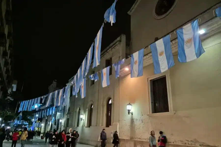 CELESTE Y BLANCO. La Municipalidad y la Provincia aunaron esfuerzos para engalanar a Tucumán para el 9 de Julio.