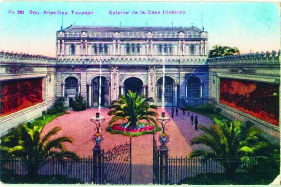 TEMPLETE. Protegía el Salón de la Jura. A los lados, los bajorrelieves que hizo Lola Mora.