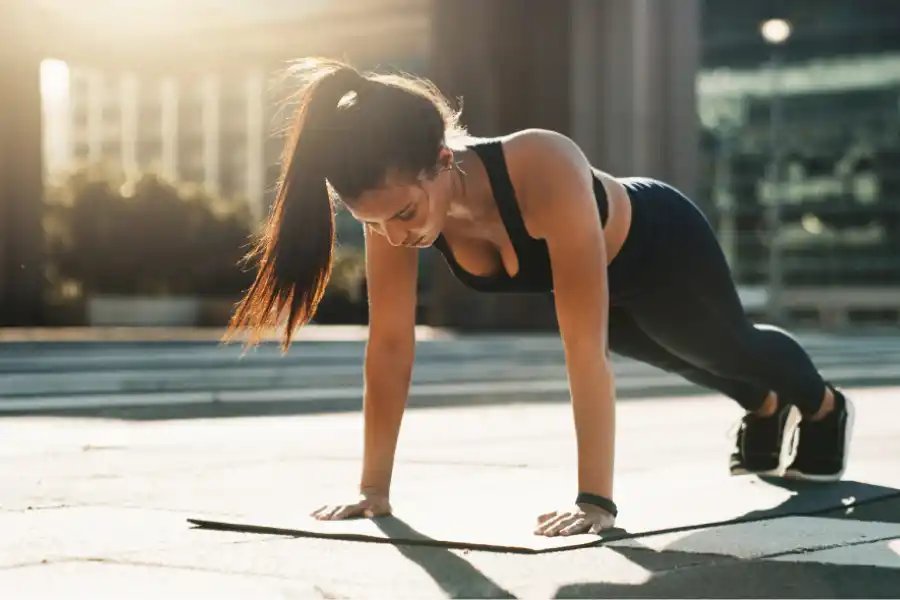 Las flexiones de brazos son ejercicios muy útiles para ganar músculo.