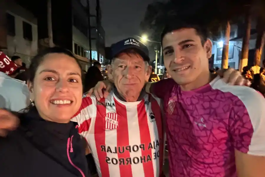 JUNTOS. En La Ciudadela, Brenda González disfruta de la previa junto a su hermano y su pareja Garry.