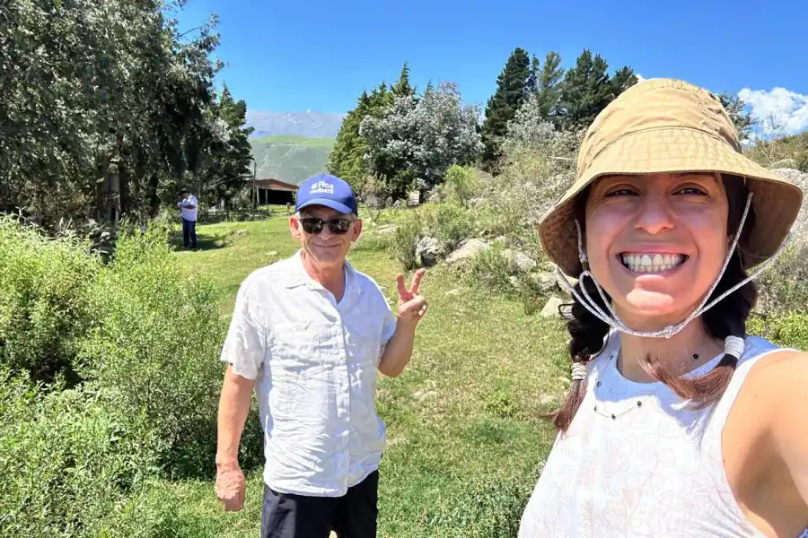 MODO TURISTA. Garry Robb posa junto a su esposa brenda, en Tafí del Valle.