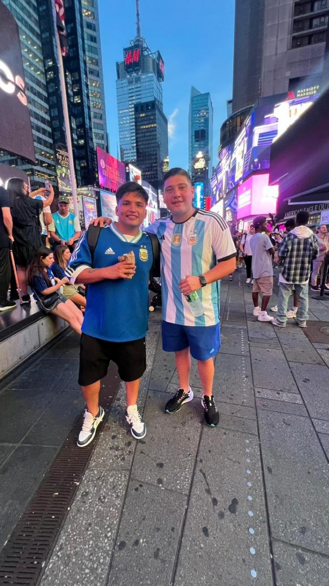 AMIGOS. Enzo Marcial y Rodrigo Juárez comparten con cientos de argentinos antes del partido de mañana.