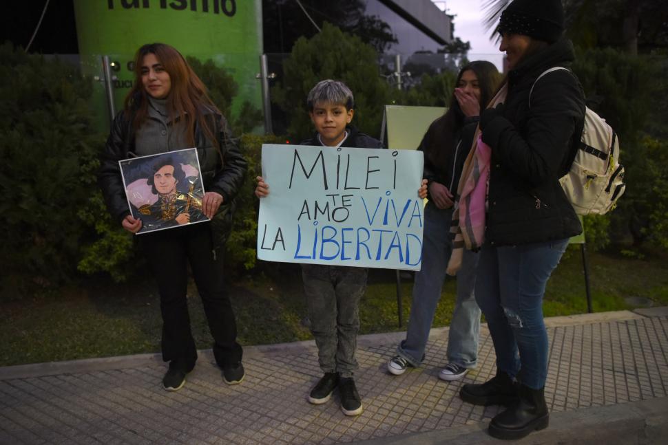 APOYO Y ARTE. La artista Nahara Toledo pintó a Milei vestido como si fuera San Martín. Contó que lo dibujó como Presidente antes de que se postule.