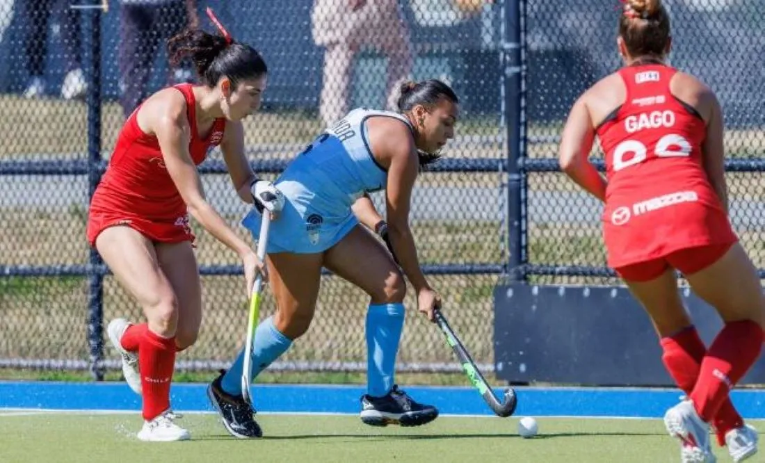 ESCAPE. Miranda está concentrada para esquivar a dos rivales chilenas. FOTO DE FIH.HOCKEY