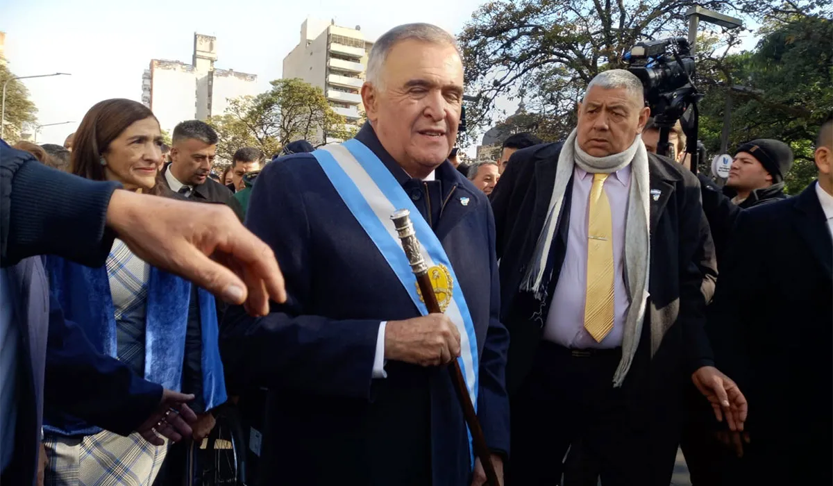 EN LA PLAZA. Osvaldo Jaldo lideró los actos por el Día de la Independencia.