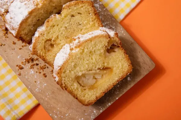Budín esponjoso y húmedo de manzana y avellanas, sin harinas refinadas y lleno de sabor para comer en el desayuno