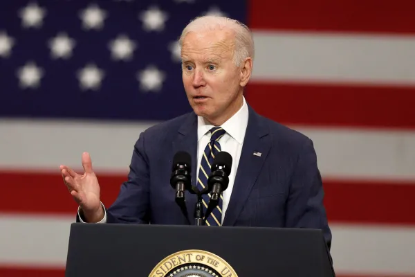 Biden vuelve a la campaña pese a las presiones