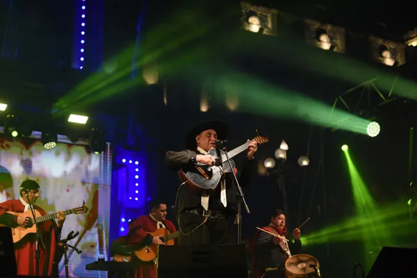El Chaqueño hizo bailar y cantar a Tucumán en la fiesta de la plaza Independencia