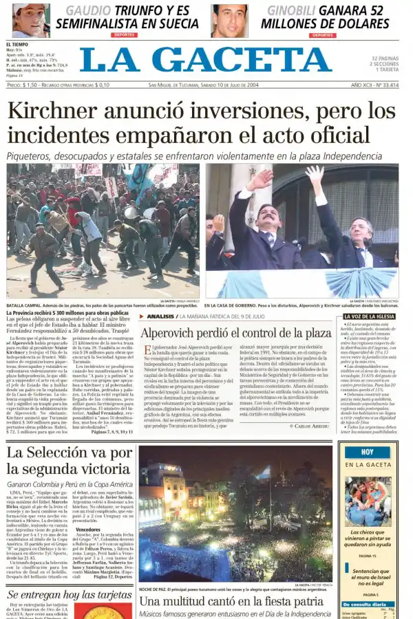 2004. Mientras Kirchner y Alperovich saludaban, en una zona de la plaza chocaban grupos de manifestantes.