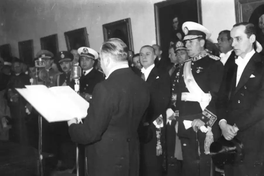 EN 1947. Perón y la “independencia económica”, declarada en el Salón.