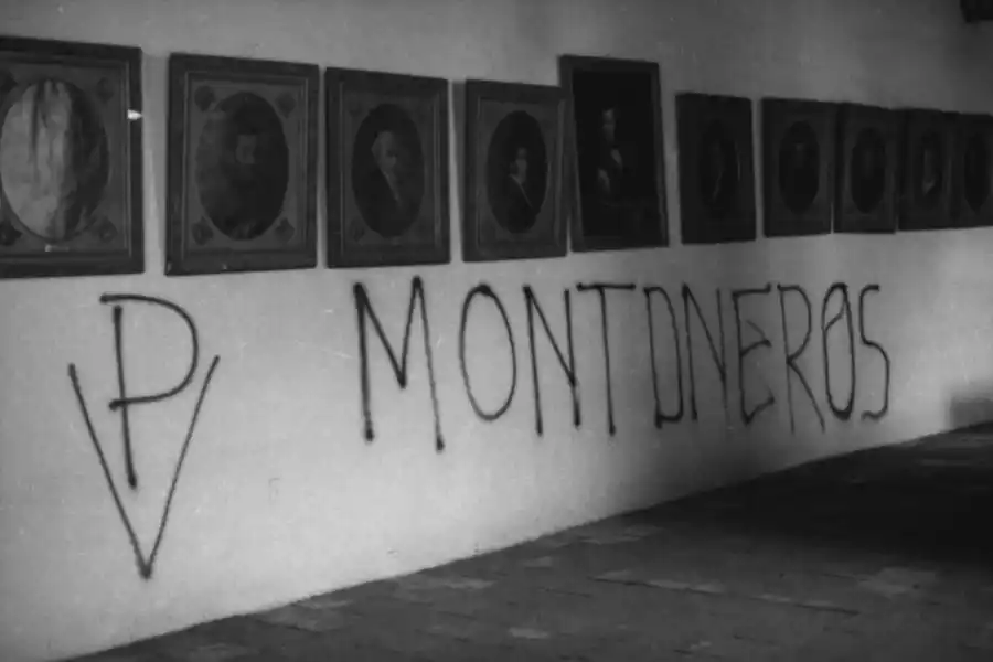LOS TURBULENTOS AÑOS 70. Las pintadas aparecieron en el Salón de la Jura.