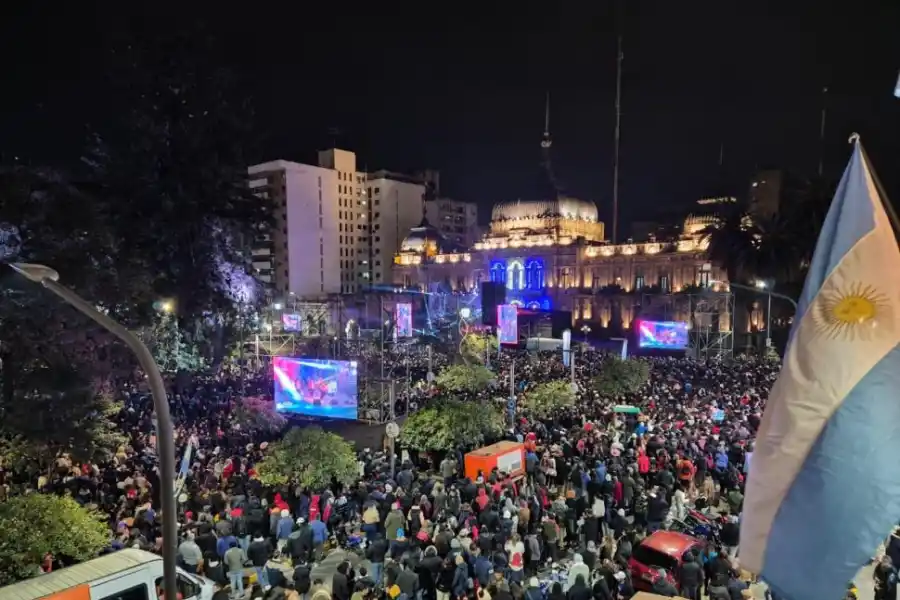 El Chaqueño hizo bailar y cantar a Tucumán en la fiesta de la plaza Independencia