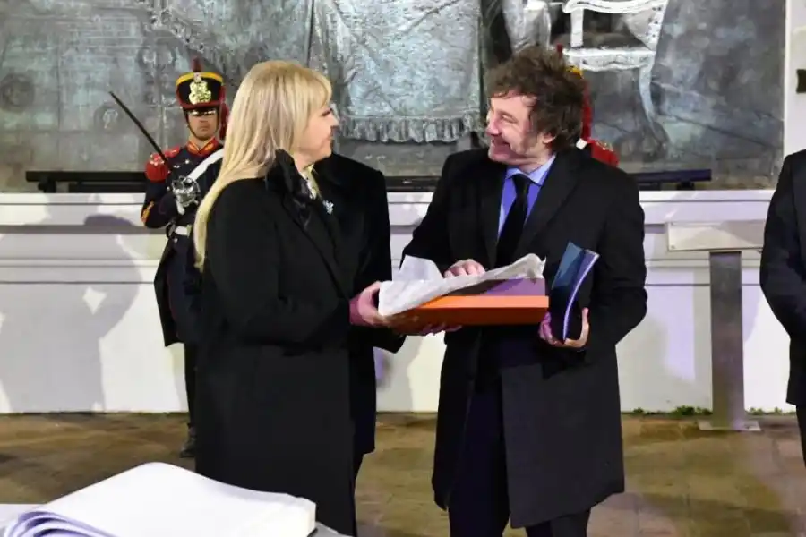 RECIBIMIENTO. Chahla, intendenta de la Capital, entregó un regalo al Presidente por su visita a la ciudad.
