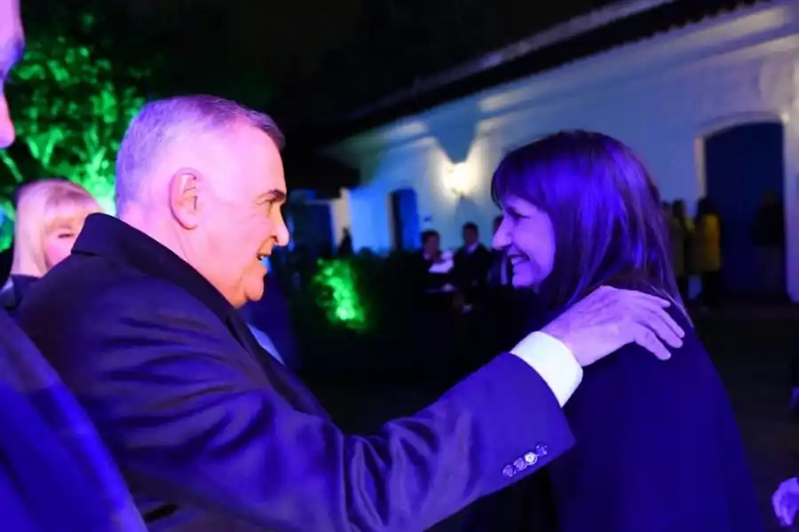 SALUDO. Después de que Jaldo recibió a Bullrich, la ministra se encontró brevemente con Mauricio Macri, pese a los rumores de enfrentamientos.