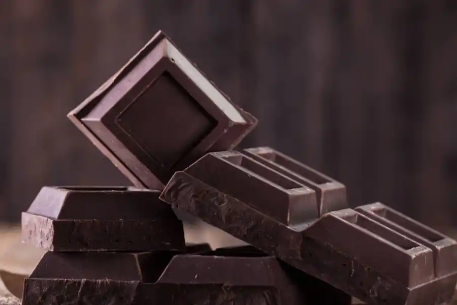 El chcolate negro puede mejorar la salud cardiovascular.