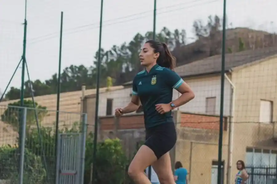 EN ACCIÓN. Cuba Timo, durante una de sus prácticas futbolísticas en Italia.