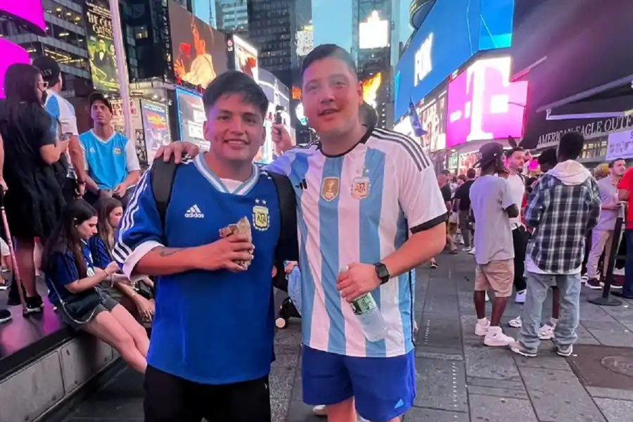 FELICES. Enzo Marcial alienta a la Selección en el banderazo junto a su amigo Rodrigo Juárez.